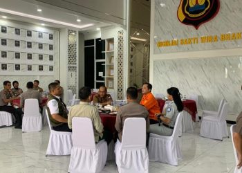 Kepala Kantor Wilayah Jasa Raharja Jambi bersama unsur Forkopimda dan instansi terkait mengikuti rapat Forum Komunikasi Lalu Lintas dan Angkutan Jalan (FKLLAJ) di Polda Jambi (Dok. Rudi)