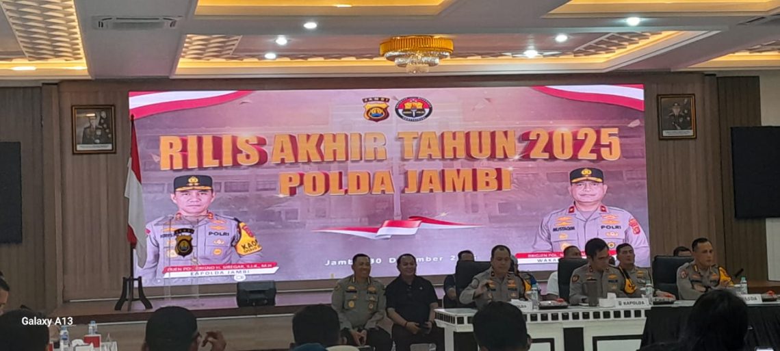 Kapolda Jambi Irjen Pol. Krisno H. Siregar menyampaikan data kriminalitas dan capaian penegakan hukum Polda Jambi dalam Rilis Akhir Tahun 2025 di Mapolda Jambi. (DOk: Alpin)