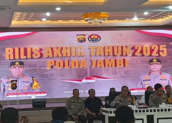 Kapolda Jambi Irjen Pol. Krisno H. Siregar menyampaikan data kriminalitas dan capaian penegakan hukum Polda Jambi dalam Rilis Akhir Tahun 2025 di Mapolda Jambi. (DOk: Alpin)