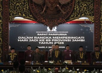 Gubernur Jambi Al Haris bersama pimpinan DPRD Provinsi Jambi menghadiri Rapat Paripurna Istimewa memperingati Hari Jadi ke-69 Provinsi Jambi di Gedung DPRD Provinsi Jambi, Selasa (6/1/2026). (Dok. Rahmat)