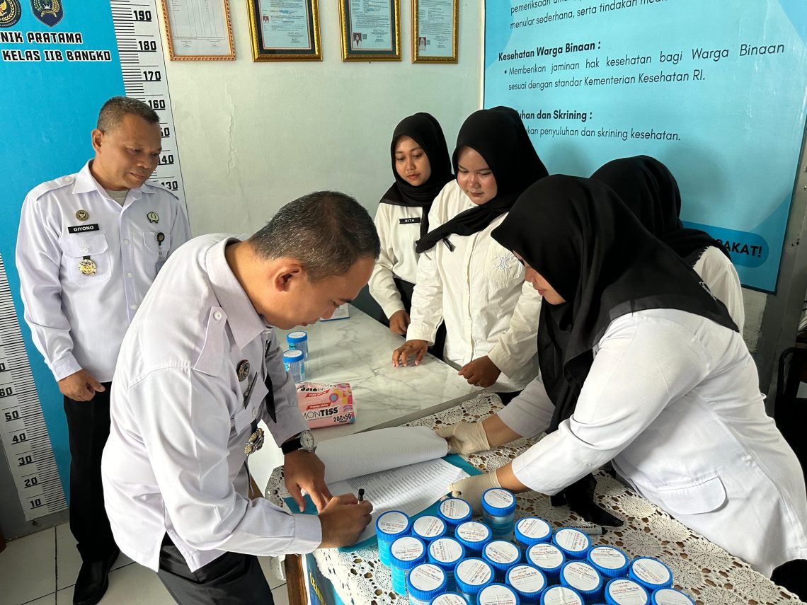 petugas Lapas Kelas IIB Bangko saat dilakukan cek urine. (Dok: Rudi)