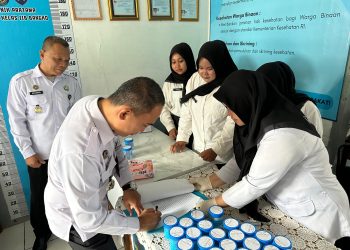 petugas Lapas Kelas IIB Bangko saat dilakukan cek urine. (Dok: Rudi)