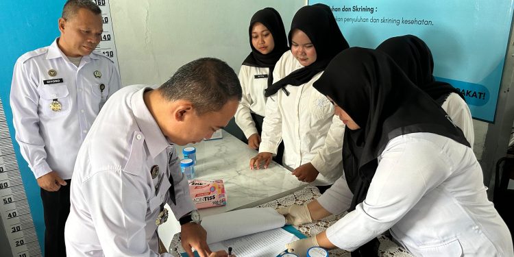 petugas Lapas Kelas IIB Bangko saat dilakukan cek urine. (Dok: Rudi)