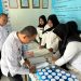 petugas Lapas Kelas IIB Bangko saat dilakukan cek urine. (Dok: Rudi)