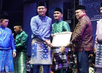 Sertifikat Benda Cagar Budaya Peringkat Nasional untuk Prasasti Karang Berahi yang diberikan Menteri Kebudayaan Republik Indonesia Dr Fadli Zon tersebut, telah diterima Sekda  Merangin Zulhifni. (Dok: Rudi)