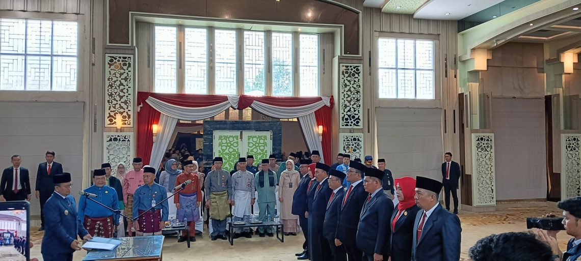 Wali Kota Jambi Dr. Maulana melantik delapan kepala dinas definitif di lingkungan Pemerintah Kota Jambi sebagai upaya memperkuat kinerja OPD dan mengakselerasi program prioritas Kota Jambi Bahagia, Rabu (7/1/2026). (Dok: Rahmat)