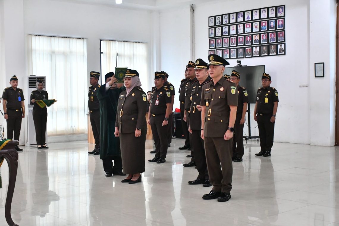 Suasana pelantikan dan pengambilan sumpah jabatan Pejabat Eselon III di lingkungan Kejati Jambi yang dipimpin langsung oleh Kajati Jambi Sugeng Hariadi. (Dok: Rudi)