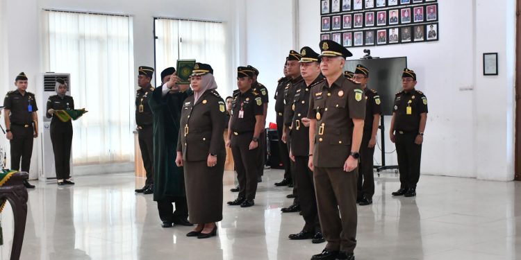 Suasana pelantikan dan pengambilan sumpah jabatan Pejabat Eselon III di lingkungan Kejati Jambi yang dipimpin langsung oleh Kajati Jambi Sugeng Hariadi. (Dok: Rudi)