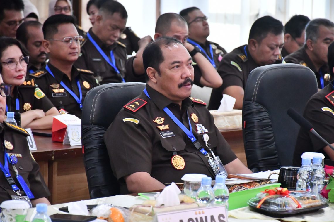 Kajati Jambi Sugeng Hariadi, S.H., M.H., bersama jajaran mengikuti Rapat Kerja Nasional Kejaksaan RI Tahun 2026 secara virtual dari Kejaksaan Tinggi Jambi, Selasa (13/1/2026).