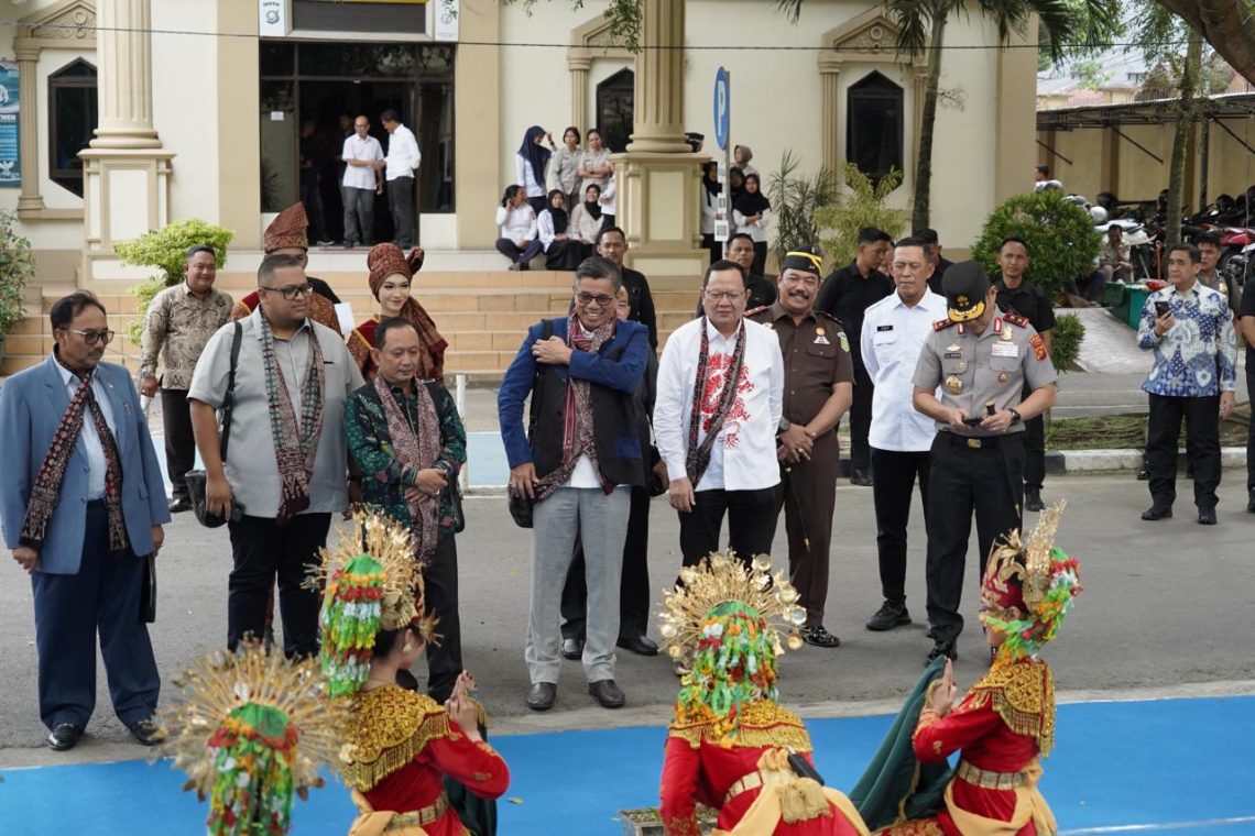 Kepala Kejaksaan Tinggi Jambi Sugeng Hariadi (tengah) menghadiri Kunjungan Kerja Spesifik Komisi III DPR RI di Polda Jambi, Kamis (22/1/2026).