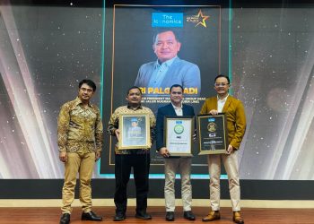 Perwakilan JNE menerima penghargaan dalam ajang Indonesia Best Halal Awards 2026 dan Indonesia 20 Best Companies Awards yang diselenggarakan The Iconomics Media bersama Axia Research di Jakarta, Kamis (22/1/2026). (Dok . Humas Jasa Raharja)