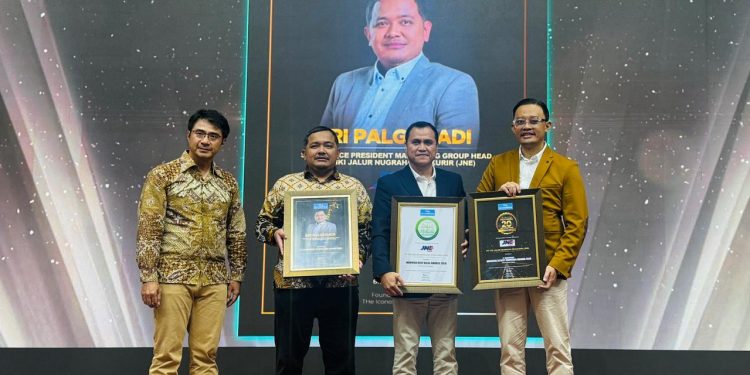 Perwakilan JNE menerima penghargaan dalam ajang Indonesia Best Halal Awards 2026 dan Indonesia 20 Best Companies Awards yang diselenggarakan The Iconomics Media bersama Axia Research di Jakarta, Kamis (22/1/2026). (Dok . Humas Jasa Raharja)