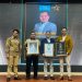 Perwakilan JNE menerima penghargaan dalam ajang Indonesia Best Halal Awards 2026 dan Indonesia 20 Best Companies Awards yang diselenggarakan The Iconomics Media bersama Axia Research di Jakarta, Kamis (22/1/2026). (Dok . Humas Jasa Raharja)