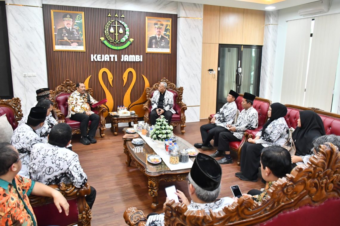 Kepala Kejati Jambi Sugeng Hariadi, S.H., M.H. menerima audiensi Ketua PGRI Provinsi Jambi Nanang Sunarya, S.Pd., M.Pd. beserta jajaran, membahas sinergi perlindungan hukum bagi guru dalam penerapan KUHP dan KUHAP baru. (Dok: Rahmat)