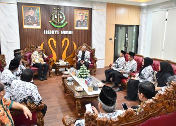 Kepala Kejati Jambi Sugeng Hariadi, S.H., M.H. menerima audiensi Ketua PGRI Provinsi Jambi Nanang Sunarya, S.Pd., M.Pd. beserta jajaran, membahas sinergi perlindungan hukum bagi guru dalam penerapan KUHP dan KUHAP baru. (Dok: Rahmat)