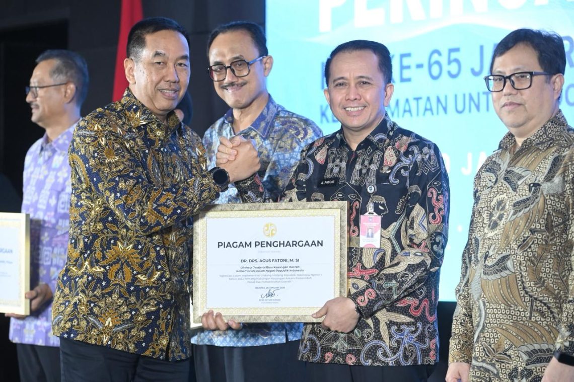 Direktur Utama Jasa Raharja Muhammad Awaluddin menyerahkan piagam penghargaan kepada mitra kerja pada puncak peringatan HUT ke-65 Jasa Raharja di Jakarta, Selasa (27/1/2026). (Dok. Humas JR JambI)
