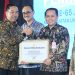 Direktur Utama Jasa Raharja Muhammad Awaluddin menyerahkan piagam penghargaan kepada mitra kerja pada puncak peringatan HUT ke-65 Jasa Raharja di Jakarta, Selasa (27/1/2026). (Dok. Humas JR JambI)