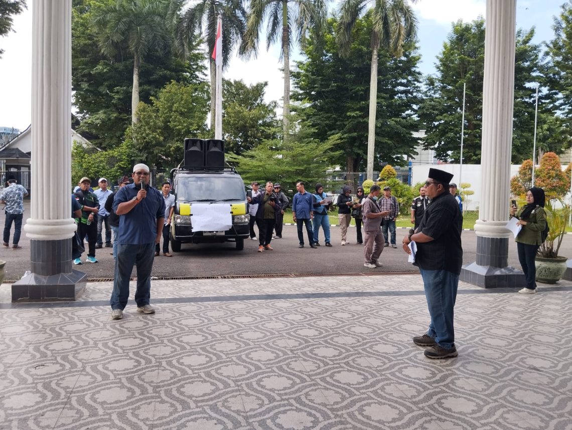 Aliansi Masyarakat Adat Melayu Jambi Bersatu menggelar aksi unjuk rasa di Gedung DPRD Kota Jambi, menuntut penutupan permanen tempat hiburan malam Helen’s Play Mart, Senin (12/1). (Dok: Rahmat)