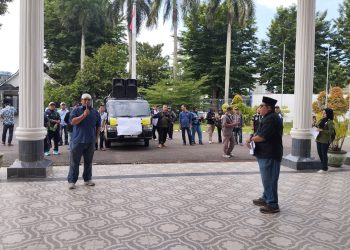 Aliansi Masyarakat Adat Melayu Jambi Bersatu menggelar aksi unjuk rasa di Gedung DPRD Kota Jambi, menuntut penutupan permanen tempat hiburan malam Helen’s Play Mart, Senin (12/1). (Dok: Rahmat)