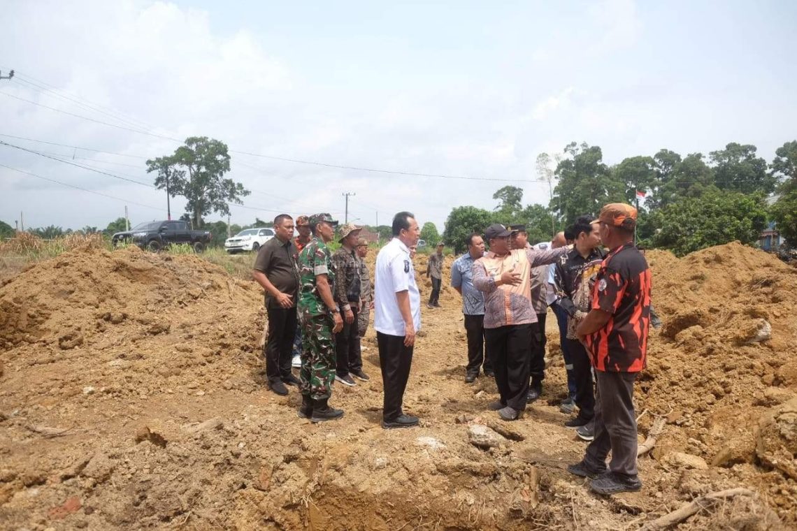 Bupati Muaro Jambi Dr. Bambang Bayu Suseno meninjau lokasi pembangunan gerai Koperasi Desa Merah Putih (KDMP) di Kecamatan Taman Rajo, Kamis (15/1/2026). (Dok: Rahmat)