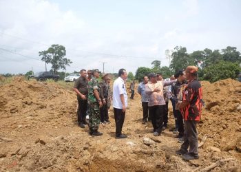 Bupati Muaro Jambi Dr. Bambang Bayu Suseno meninjau lokasi pembangunan gerai Koperasi Desa Merah Putih (KDMP) di Kecamatan Taman Rajo, Kamis (15/1/2026). (Dok: Rahmat)