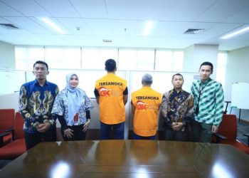 OJK saat menyerahkan dua pengurus PT Investree Radhika Jaya (PT IRJ) ke Kejari Jakarta Selatan. (DOk: OJK)