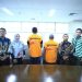 OJK saat menyerahkan dua pengurus PT Investree Radhika Jaya (PT IRJ) ke Kejari Jakarta Selatan. (DOk: OJK)