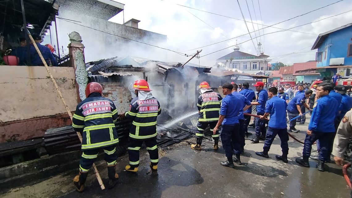 Petugas pemadam kebakaran berjibaku memadamkan api yang melahap sebuah rumah di kawasan pemukiman padat Jalan Bangau I, Kecamatan Jambi Selatan, Rabu (28/1/2026). (Dok: Alpin)
