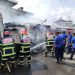 Petugas pemadam kebakaran berjibaku memadamkan api yang melahap sebuah rumah di kawasan pemukiman padat Jalan Bangau I, Kecamatan Jambi Selatan, Rabu (28/1/2026). (Dok: Alpin)