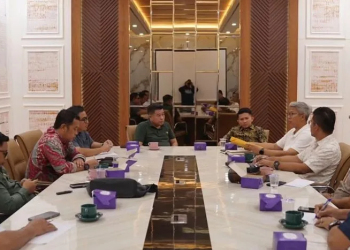 Kepala Dinas PUTR Provinsi Jambi Muzakir bersama Ketua dan anggota Komisi III DPRD Kabupaten Merangin saat rapat koordinasi sinkronisasi program pembangunan infrastruktur tahun anggaran 2026 di Ruang Rapat Dinas PUTR Provinsi Jambi. (Dok: Rahmat)