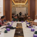 Kepala Dinas PUTR Provinsi Jambi Muzakir bersama Ketua dan anggota Komisi III DPRD Kabupaten Merangin saat rapat koordinasi sinkronisasi program pembangunan infrastruktur tahun anggaran 2026 di Ruang Rapat Dinas PUTR Provinsi Jambi. (Dok: Rahmat)