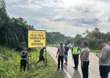 Jasa Raharja bersama Polres setempat memasang spanduk imbauan keselamatan di titik rawan kecelakaan guna meningkatkan kewaspadaan pengguna jalan. Foto: Humas Jasa Raharja
