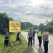 Jasa Raharja bersama Polres setempat memasang spanduk imbauan keselamatan di titik rawan kecelakaan guna meningkatkan kewaspadaan pengguna jalan. Foto: Humas Jasa Raharja