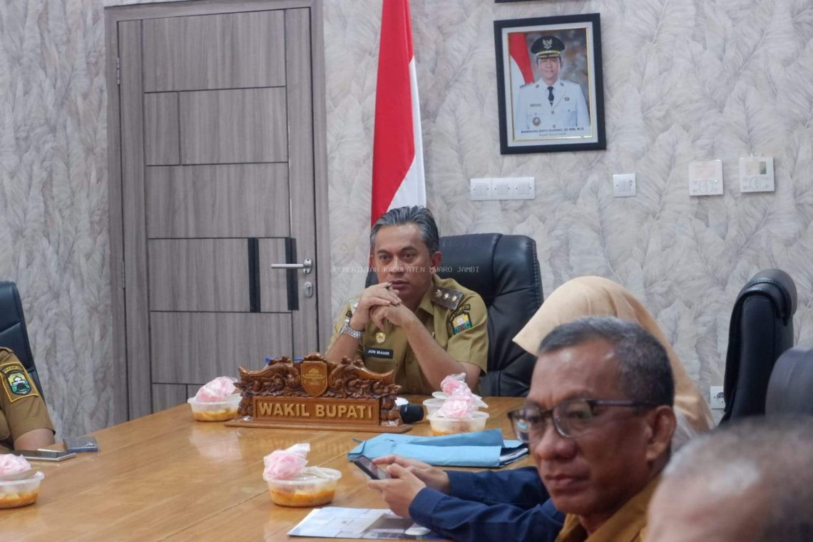 Wabup Junaidi H. Mahir dan Sekda Budhi Hartono Hadiri Rakor Inflasi Serta Evaluasi Program 3 Juta Rumah Secara Virtual. (Dok: Diskominfo Muaro Jambi)