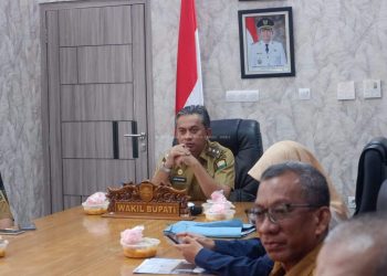 Wabup Junaidi H. Mahir dan Sekda Budhi Hartono Hadiri Rakor Inflasi Serta Evaluasi Program 3 Juta Rumah Secara Virtual. (Dok: Diskominfo Muaro Jambi)