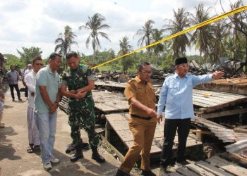 Bupati Tanjung Jabung Barat Anwar Sadat meninjau lokasi kebakaran asrama Ponpes Al Baqiyatus Shalihat di Tungkal Ilir sekaligus menyerahkan bantuan bagi santri dan keluarga guru terdampak. (Dok: Istimewa)
