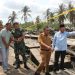 Bupati Tanjung Jabung Barat Anwar Sadat meninjau lokasi kebakaran asrama Ponpes Al Baqiyatus Shalihat di Tungkal Ilir sekaligus menyerahkan bantuan bagi santri dan keluarga guru terdampak. (Dok: Istimewa)