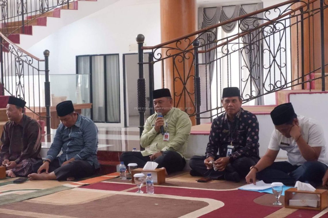 Sekda Muaro Jambi Budhi Hartono memimpin Yasinan dan doa bersama jajaran OPD di Kantor Bupati sebagai persiapan menyambut Ramadan 1447 H. (Dok: Rudi)