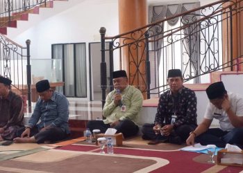 Sekda Muaro Jambi Budhi Hartono memimpin Yasinan dan doa bersama jajaran OPD di Kantor Bupati sebagai persiapan menyambut Ramadan 1447 H. (Dok: Rudi)