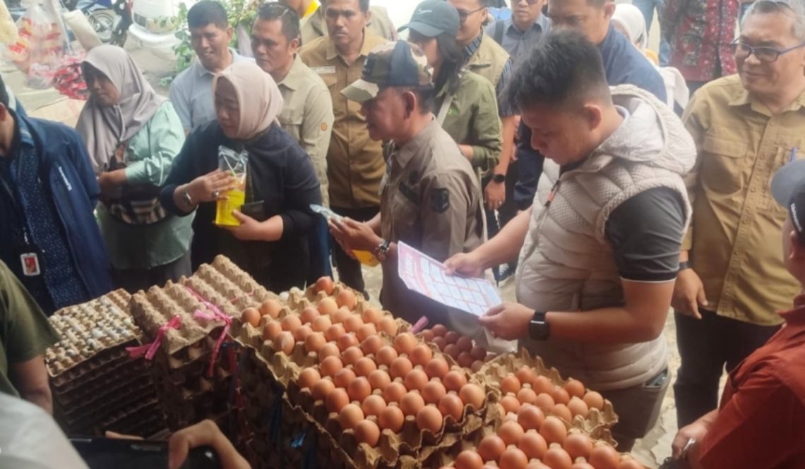 Wabup Merangin H A Khafidh bersama Satgas Saber Pangan meninjau harga bahan pokok di Pasar Baru Bangko dan memastikan stok pangan aman menjelang Ramadan 1447 H dan Idulfitri. (Dok: Rahmat)