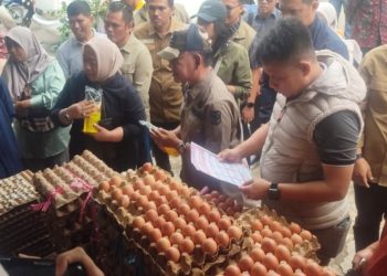 Wabup Merangin H A Khafidh bersama Satgas Saber Pangan meninjau harga bahan pokok di Pasar Baru Bangko dan memastikan stok pangan aman menjelang Ramadan 1447 H dan Idulfitri. (Dok: Rahmat)