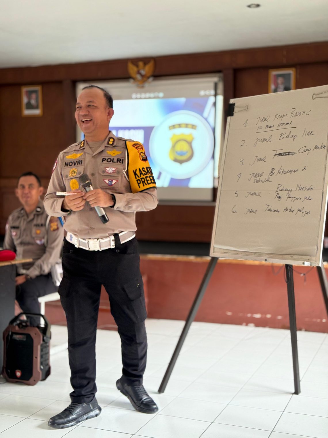 Kasubdit Kamsel Ditlantas Polda Jambi AKBP Dr. Novrizal, S.Sos., M.H. saat memberikan materi strategi “Polantas Menyapa” kepada peserta Dikbang Pers Fungsi Lantas di SPN Jambi.