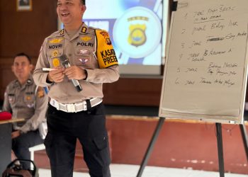 Kasubdit Kamsel Ditlantas Polda Jambi AKBP Dr. Novrizal, S.Sos., M.H. saat memberikan materi strategi “Polantas Menyapa” kepada peserta Dikbang Pers Fungsi Lantas di SPN Jambi.