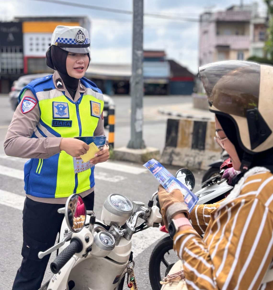 Personel Satlantas Polresta Jambi melaksanakan kegiatan Polantas Menyapa dalam rangka Operasi Keselamatan 2026 di Simpang Pulai, Kota Jambi, Kamis (5/2/2026). (Dok: Alpin)