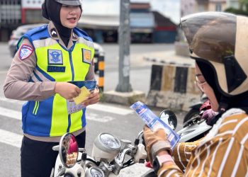 Personel Satlantas Polresta Jambi melaksanakan kegiatan Polantas Menyapa dalam rangka Operasi Keselamatan 2026 di Simpang Pulai, Kota Jambi, Kamis (5/2/2026). (Dok: Alpin)