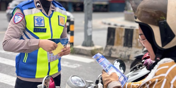 Personel Satlantas Polresta Jambi melaksanakan kegiatan Polantas Menyapa dalam rangka Operasi Keselamatan 2026 di Simpang Pulai, Kota Jambi, Kamis (5/2/2026). (Dok: Alpin)