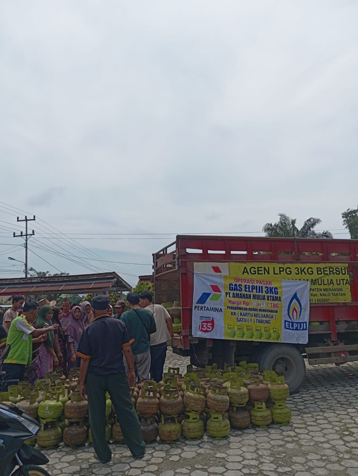 Pertamina saat menyalurkan gas LPG 3 KG di Kabupaten Merangin.