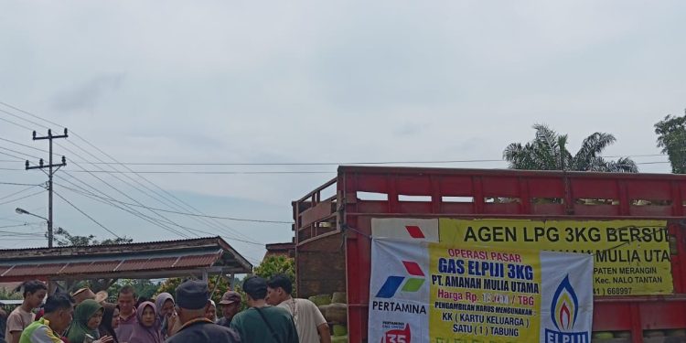 Pertamina saat menyalurkan gas LPG 3 KG di Kabupaten Merangin.