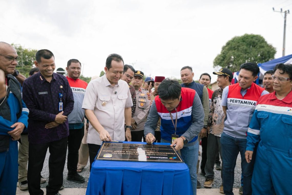 Sinergi Field Manager PEP Jambi Kurniawan Triyo Widodo bersama Bupati Muaro Jambi Bambang Bayu Suseno saat penandatanganan prasasti peresmian Jembatan Camp Topo di Struktur Ketaling. (Dok: Humas PEP Jambi)