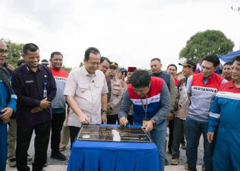 Sinergi Field Manager PEP Jambi Kurniawan Triyo Widodo bersama Bupati Muaro Jambi Bambang Bayu Suseno saat penandatanganan prasasti peresmian Jembatan Camp Topo di Struktur Ketaling. (Dok: Humas PEP Jambi)